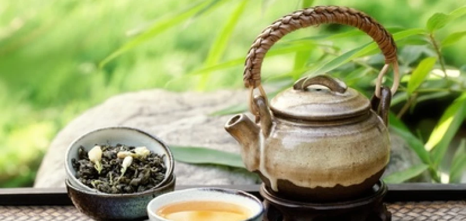 Zelený čaj pacientům s ereskou pomáhá. Ale nepijte ho moc!